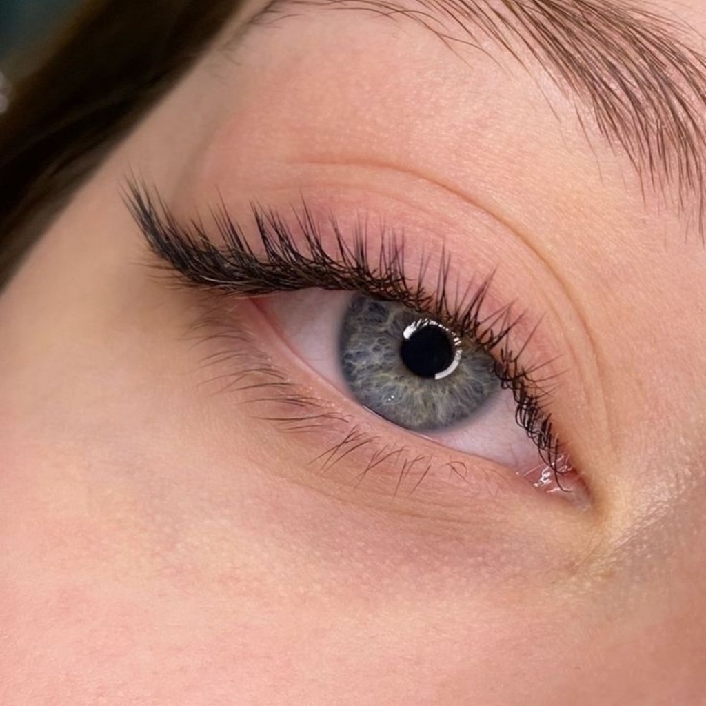 Наращивание ресниц 1,5д