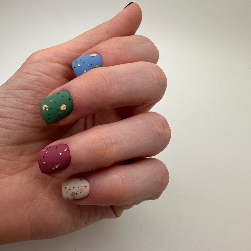 Комплекс 1. Маникюр средняя длина  (снятие, маникюр, укрепление гелем/ однотонное покрытие гель- лак/ цветная база)