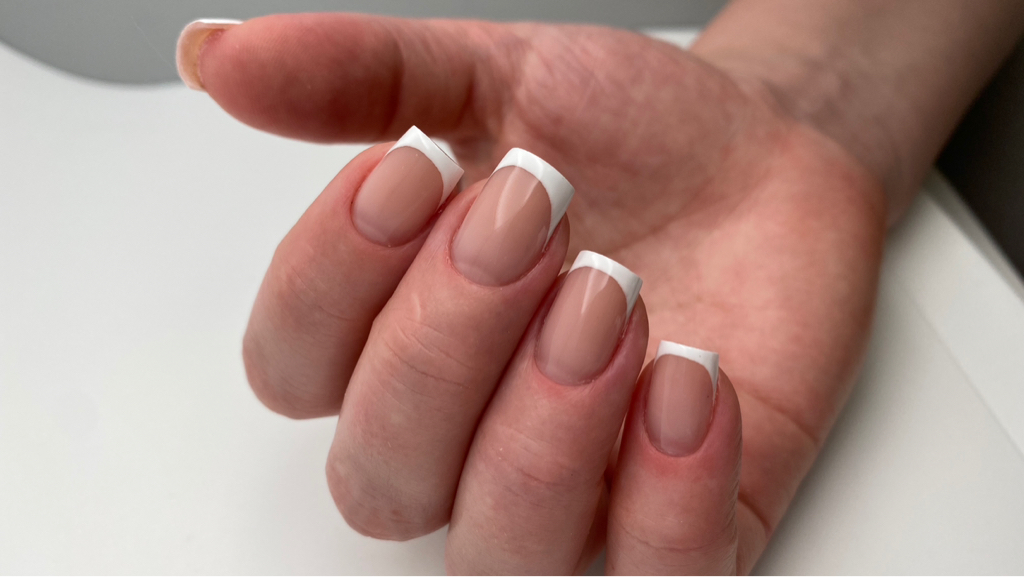 Комплекс: укрепление гелем Крепкой армирование покрытие без сколов и отслоек. В стоимость входит - снятие старого покрытия, маникюр, укрепление гелем,