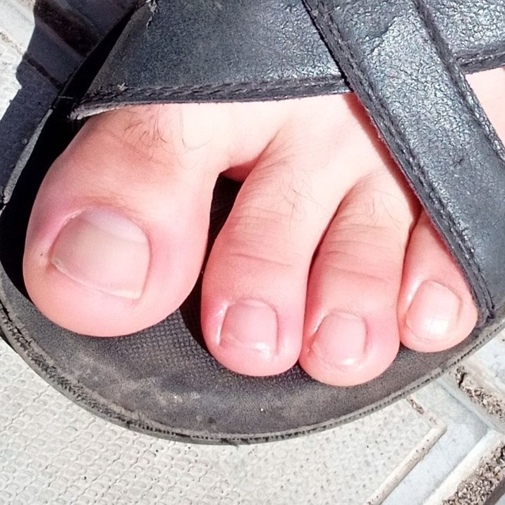 Педикюр мужской, без покрытия.