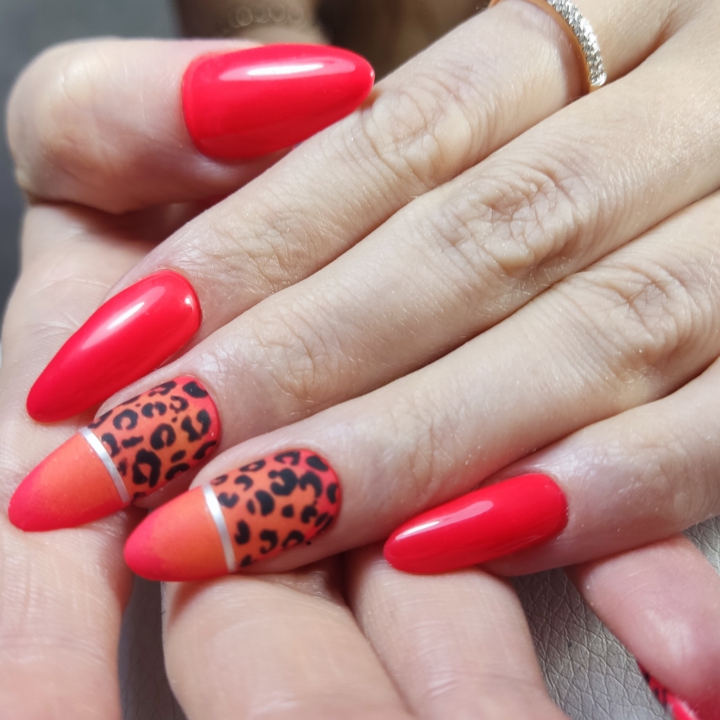 8."Маникюр под ключ" Маникюр+укрепление + гель лак+лёгкий дизайн на 2 пальца)