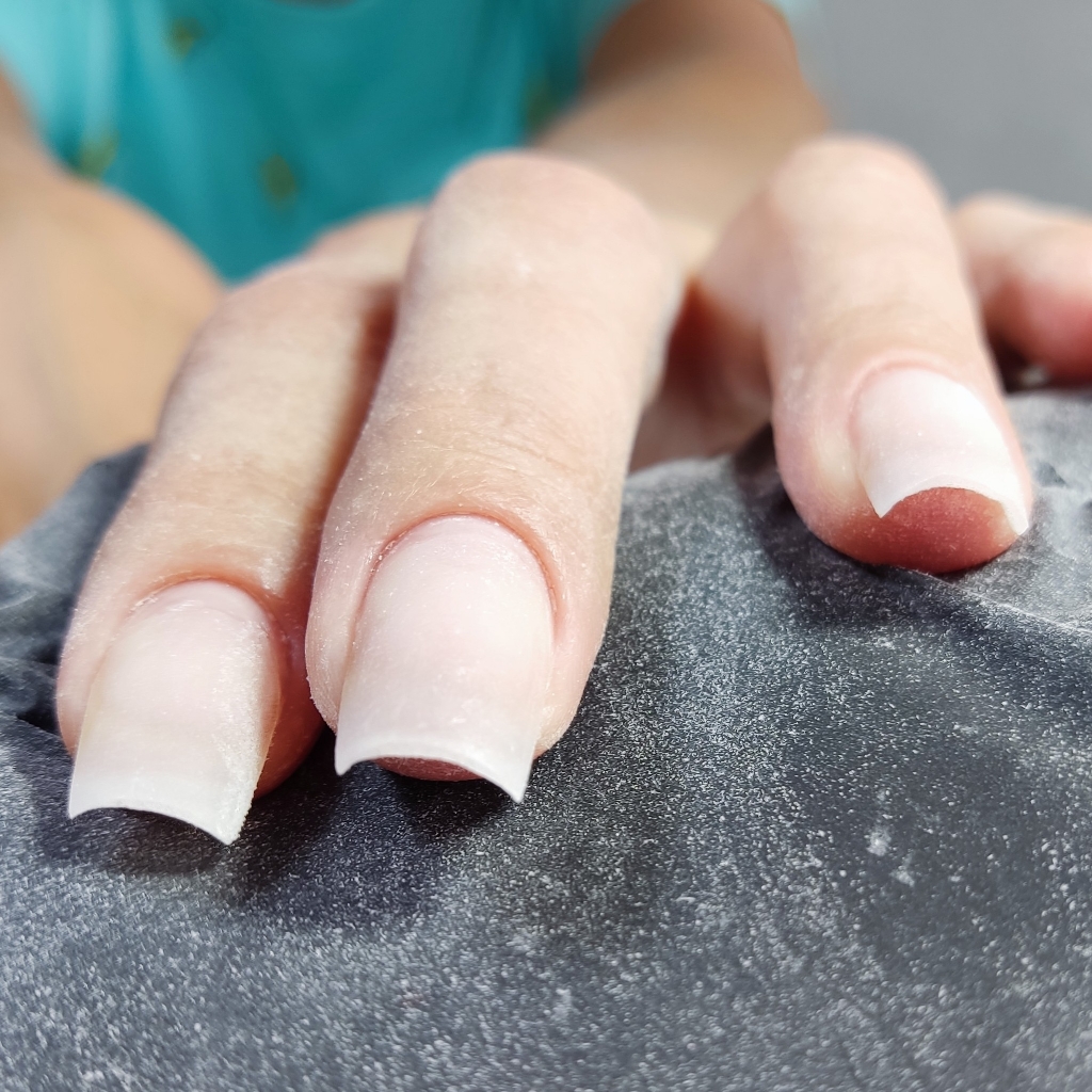 Достраивание углов (боковых стенок) до четкого квадрата на короткой и  средней длине (1ноготь)