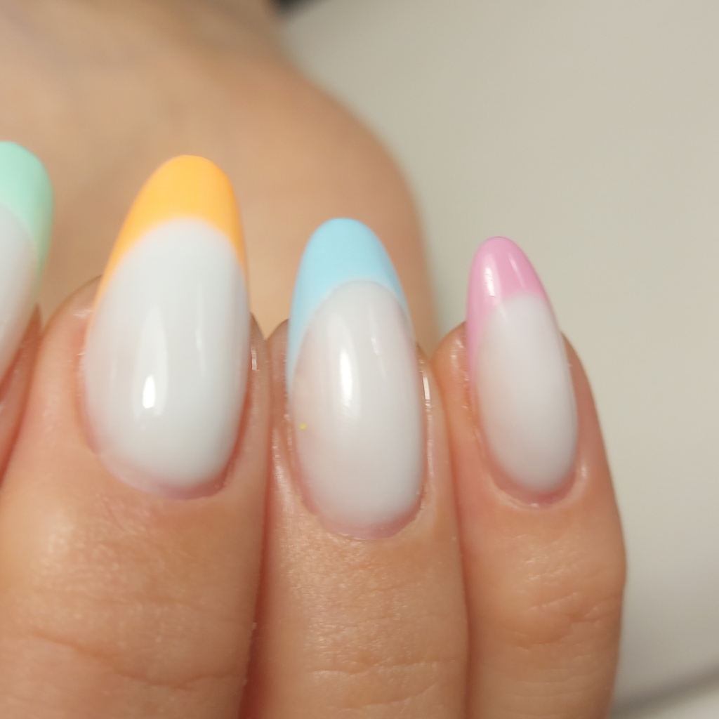 Коррекция нарощенных ногтей( донаращивание + поднятие клюющих ноготков)