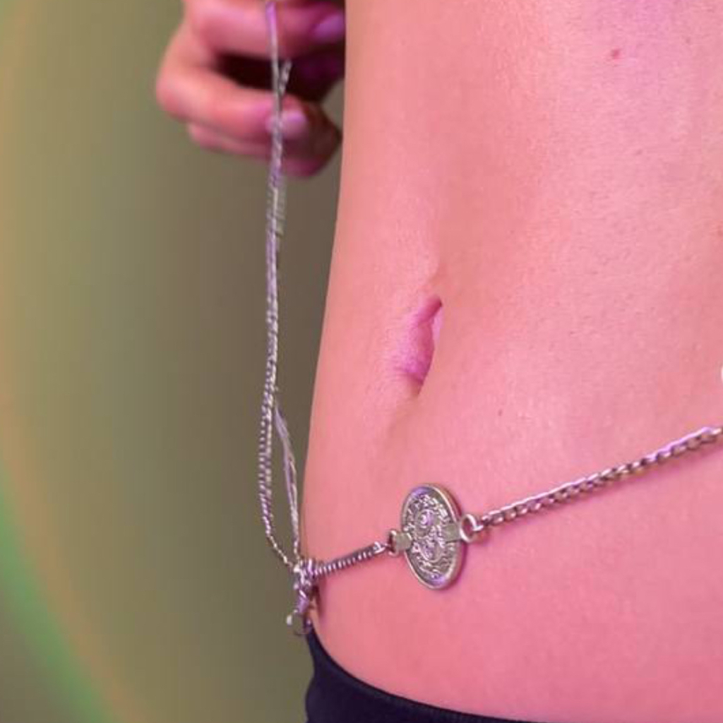 Депиляция воском: живот полностью