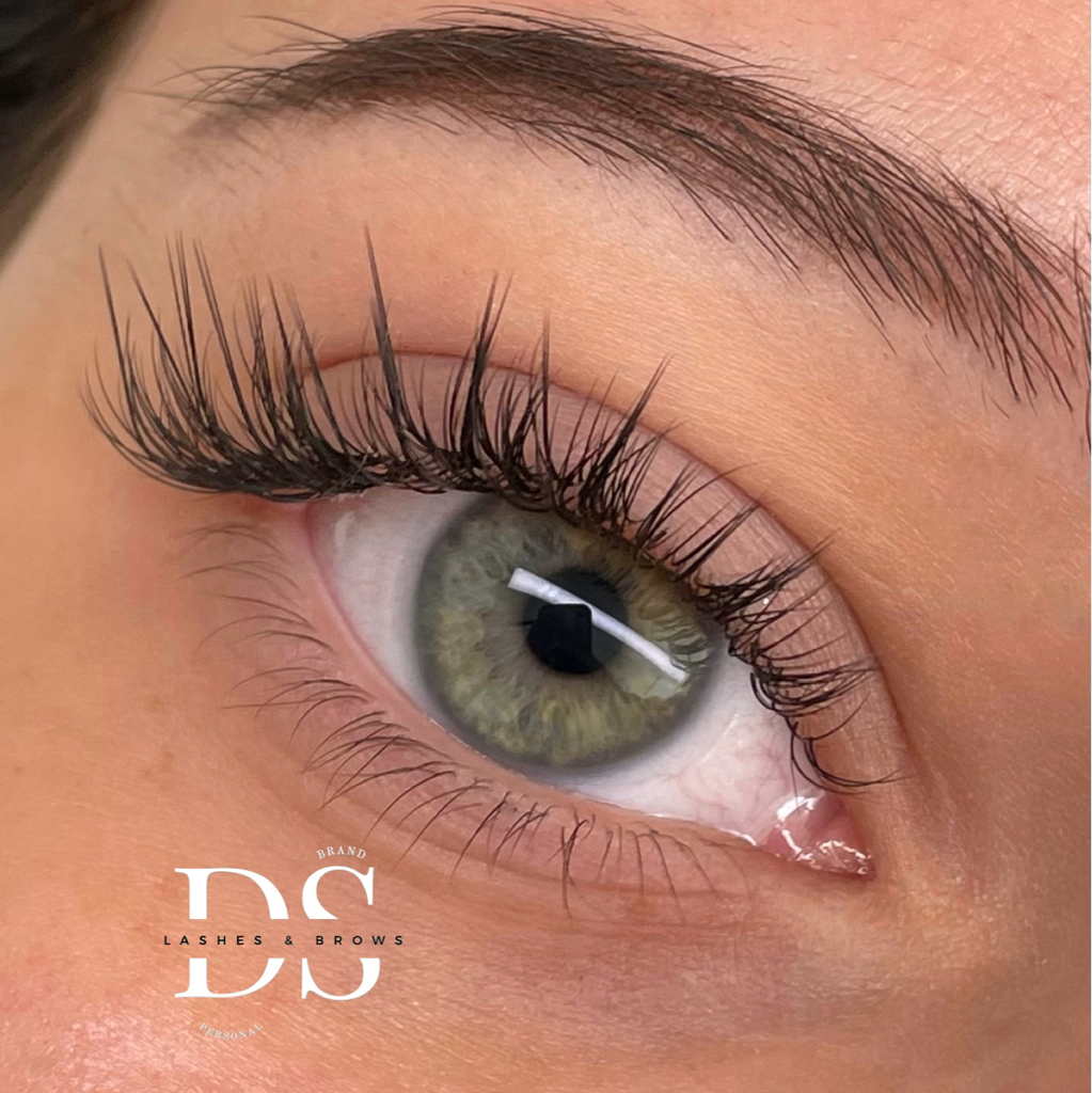 Коррекция нарощенных ресниц