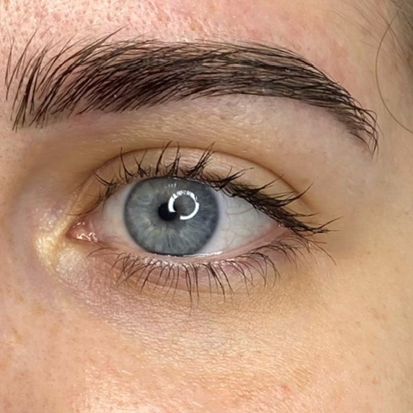 Коррекция бровей