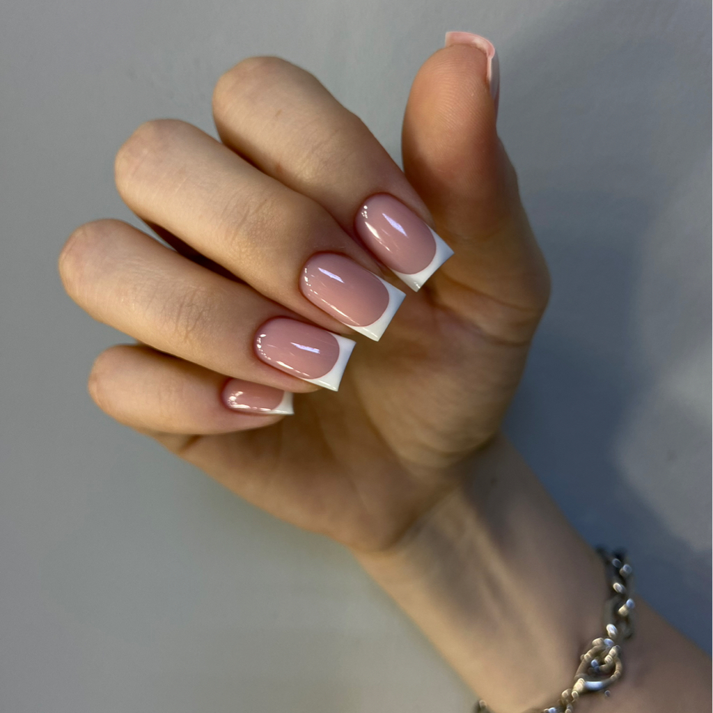 Маникюр с покрытием (френч)