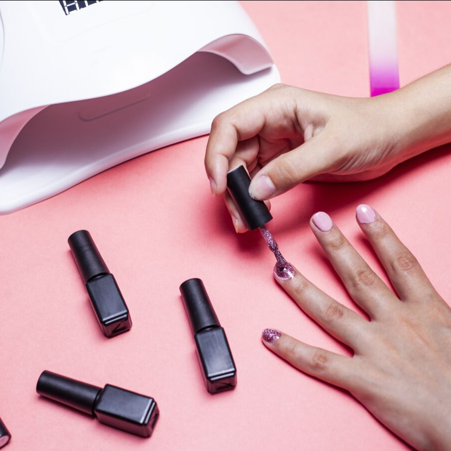 Pose de vernis semi-permanent en couleur (les mains)