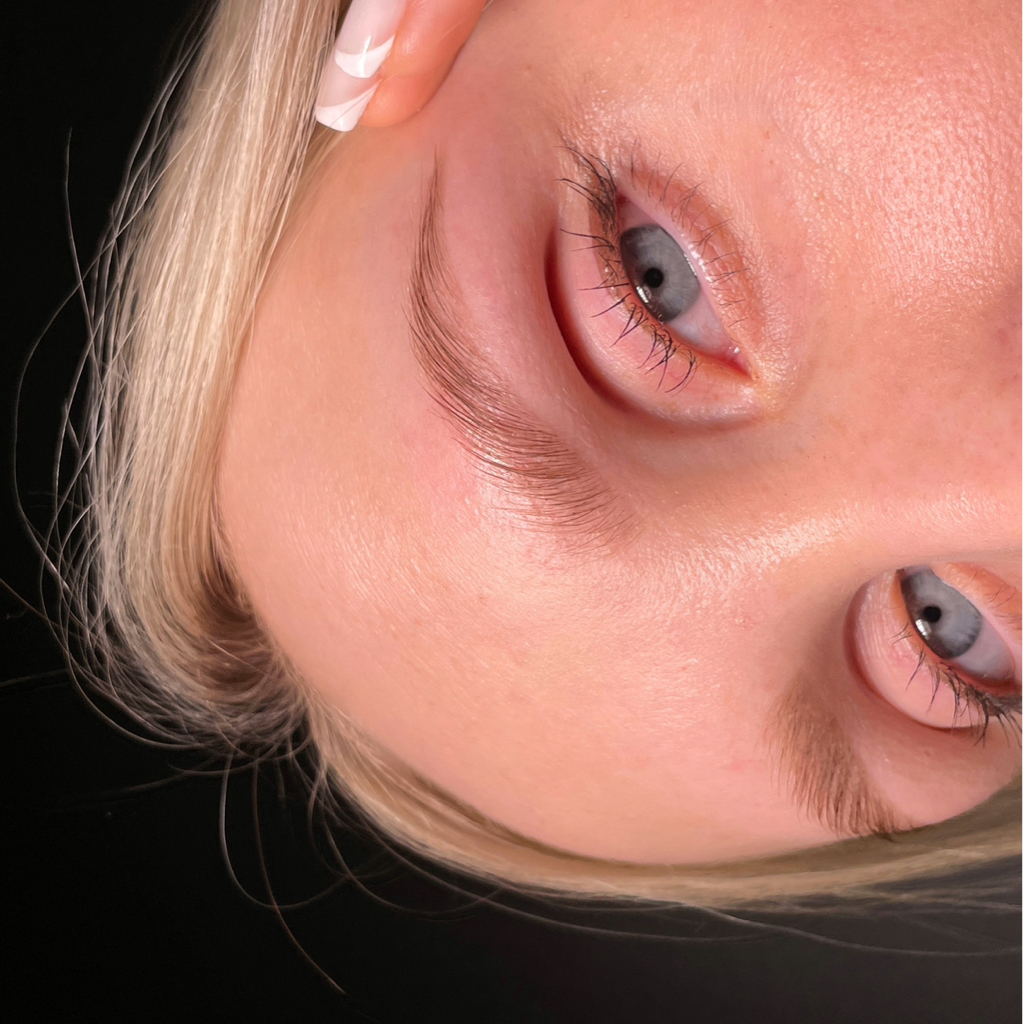 Коррекция бровей