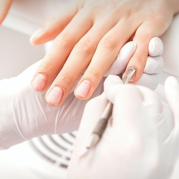 Manucure avec du vernis semi-permanent