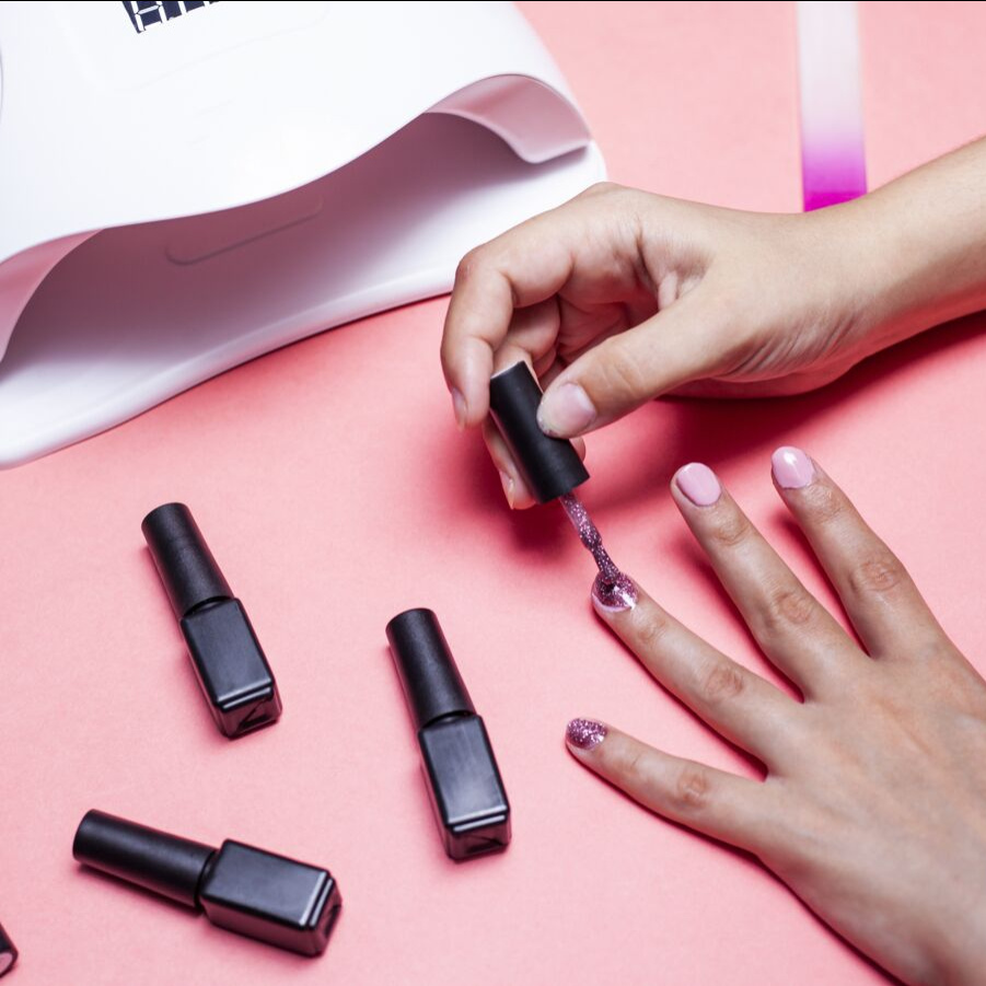 Pose de vernis semi-permanent en French/Baby-boomer (les mains)