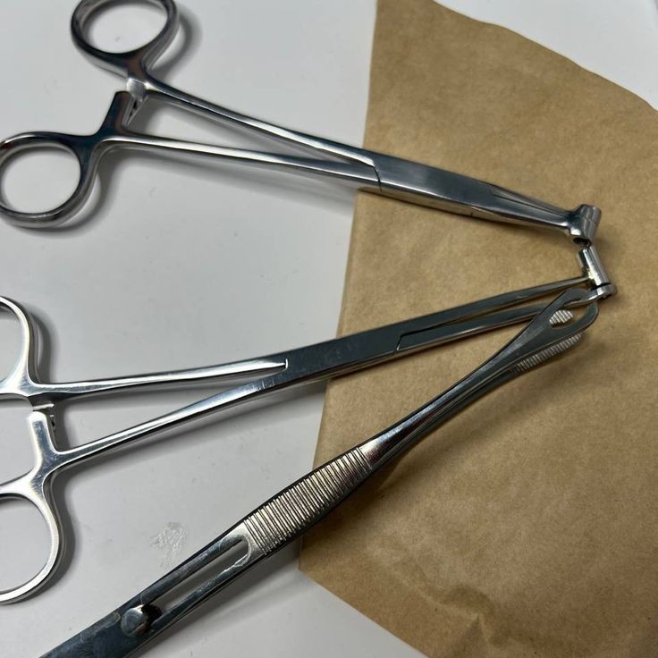 пирсинг уха иглой с сережкой клиента