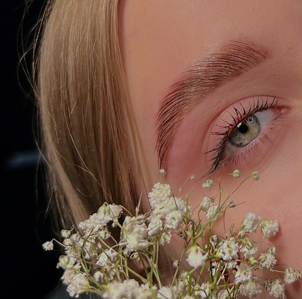 Долговременная укладка бровей вместе с окрашиванием и коррекцией