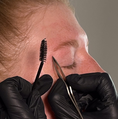 Коррекция бровей
*без окрашивания