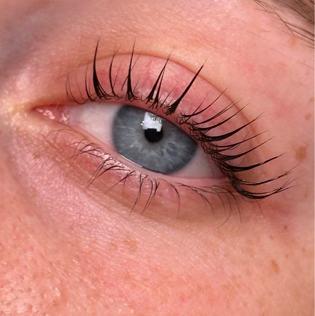 Ламинирование ресниц (комплекс: ламинирование верхних, ботокс, окрашивание верхних и по желанию нижних)