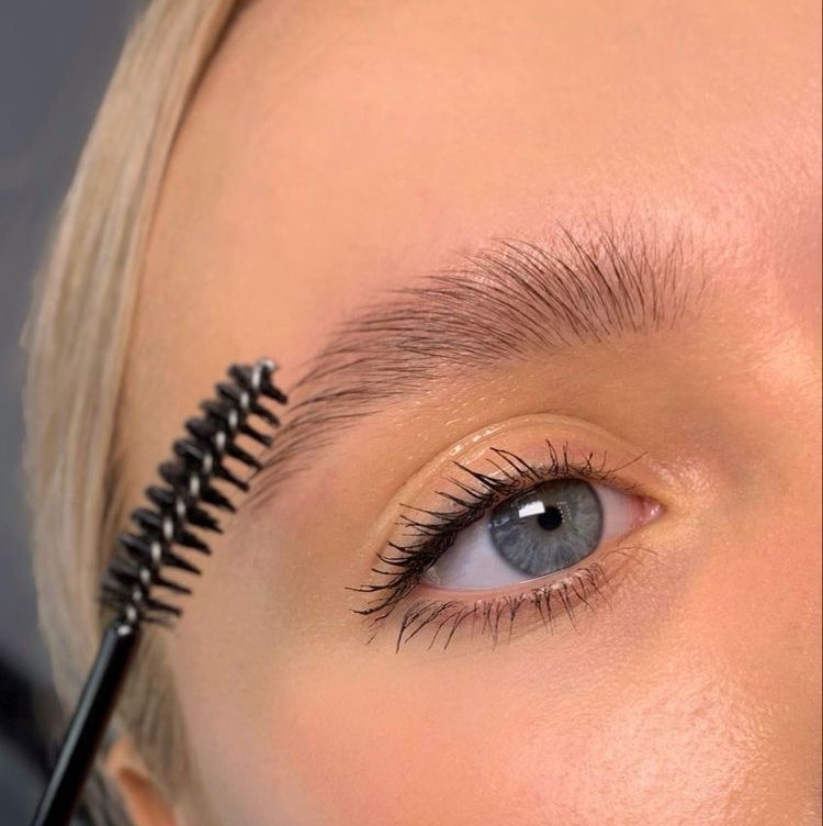 Коррекция бровей/ прореживание