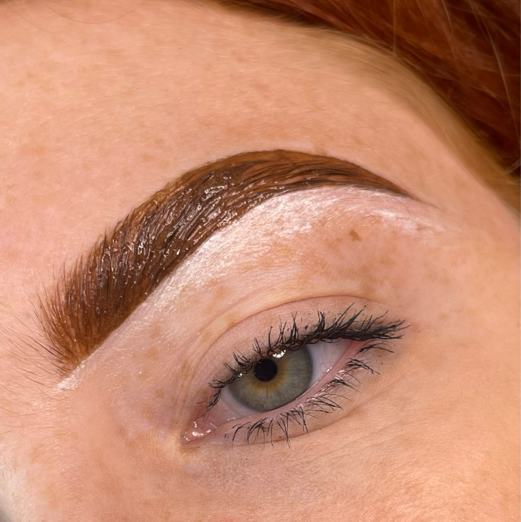 Окрашивание бровей