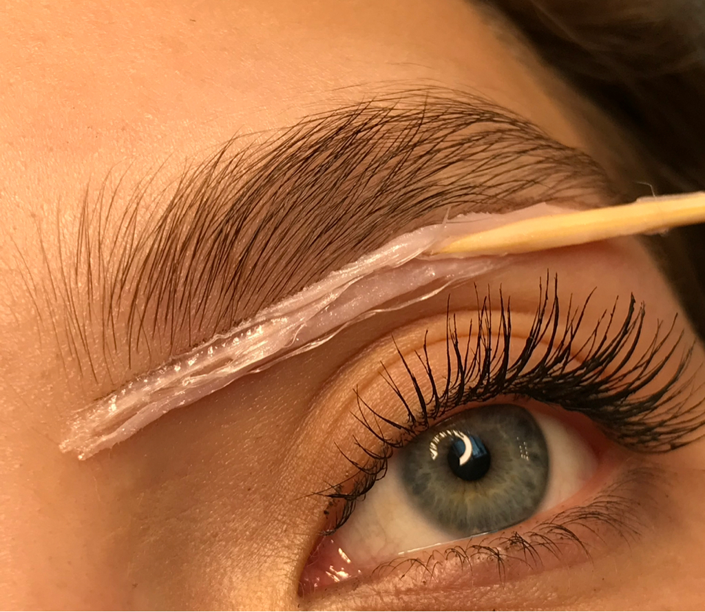 Коррекция бровей