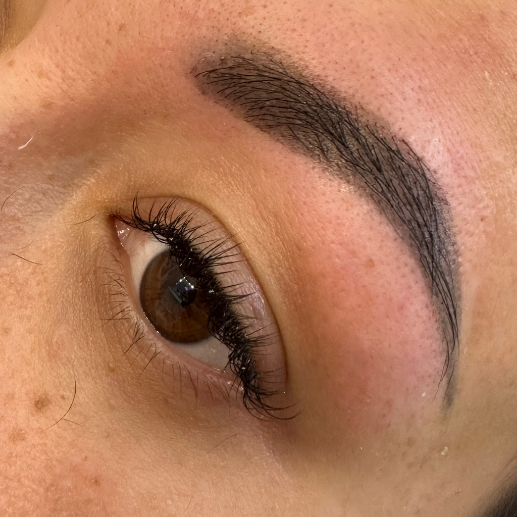 Коррекция бровей  нить/воск/пинцет/ без окрашивания