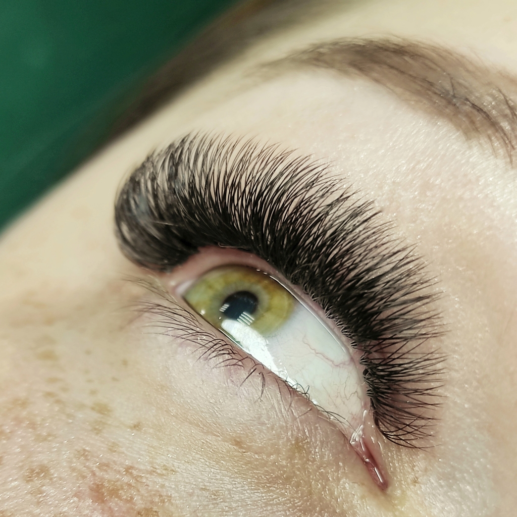 Наращивание ресниц 4d.