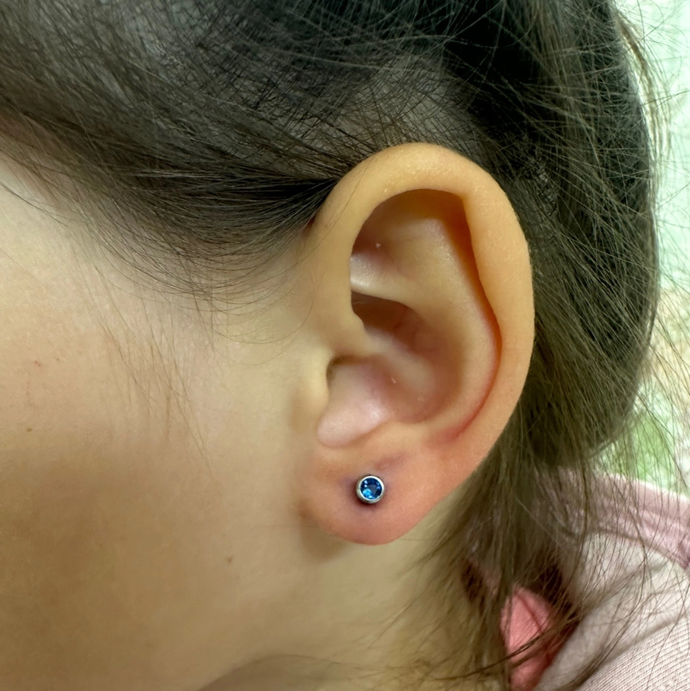 Прокол ушей пистолет - 2х мочек (Серёжки входят в стоимость)