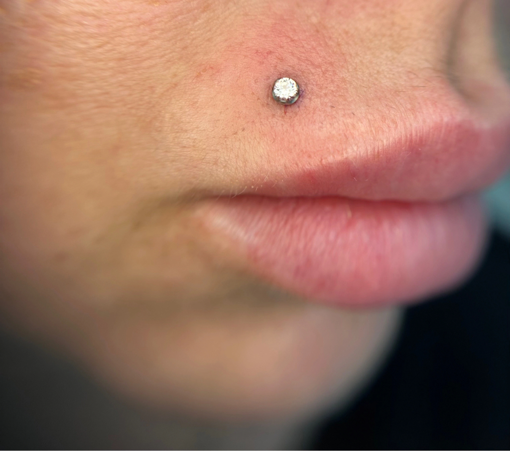 Пирсинг ГУБА  (Серёжка из титана оплачивается отдельно)