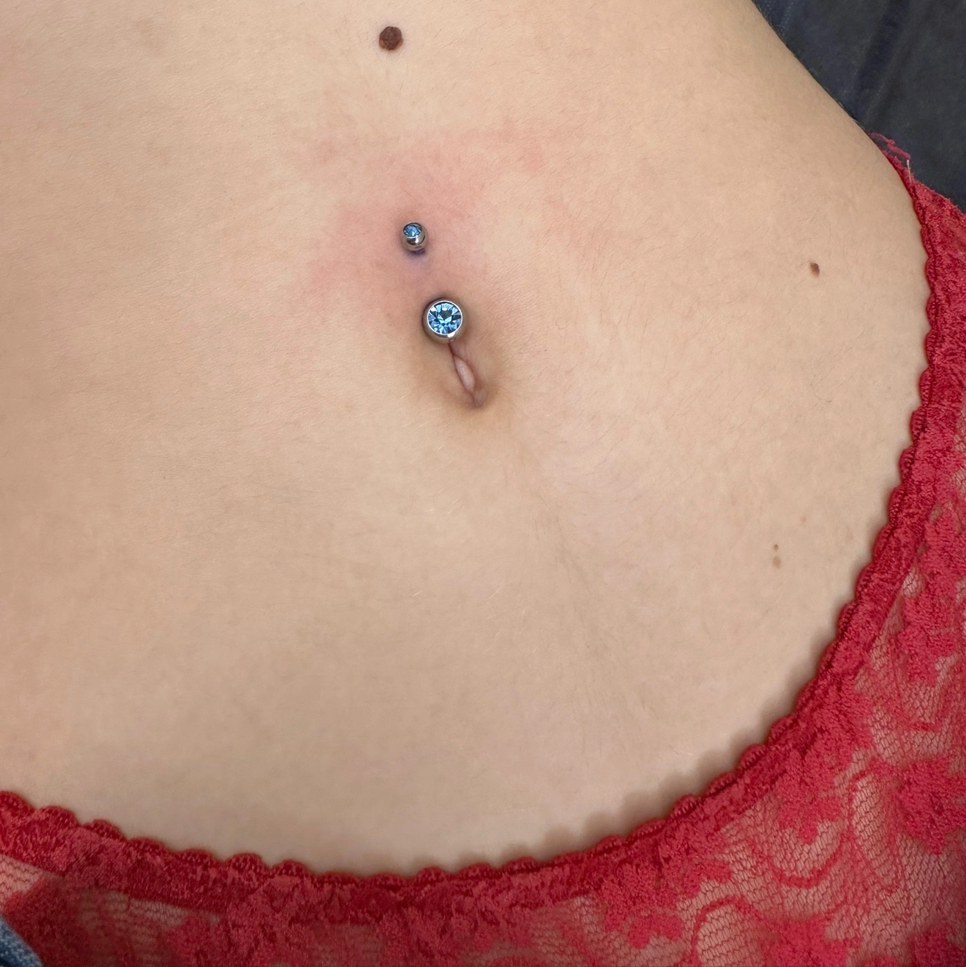 Пирсинг ПУПОК (Серёжка из титана оплачивается отдельно )