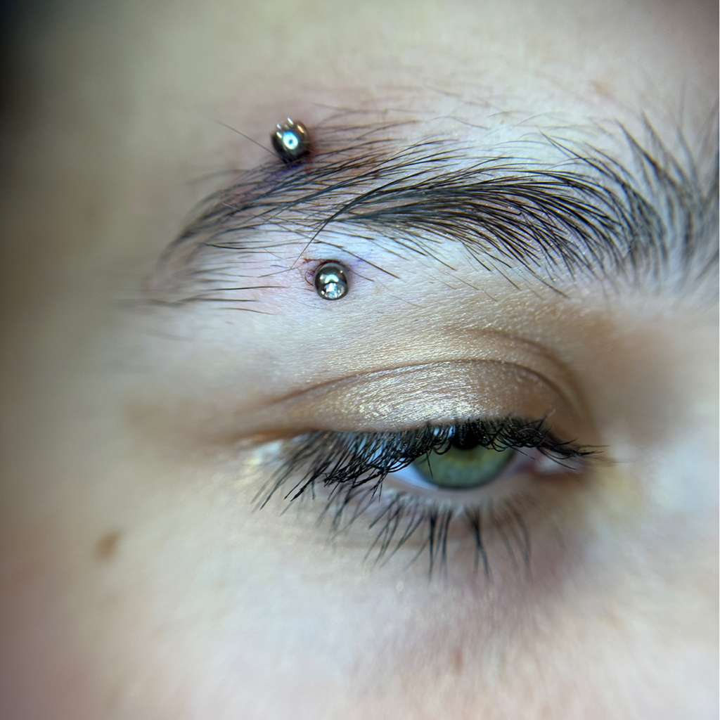 Пирсинг БРОВЬ (Серёжка из титана оплачивается отдельно)