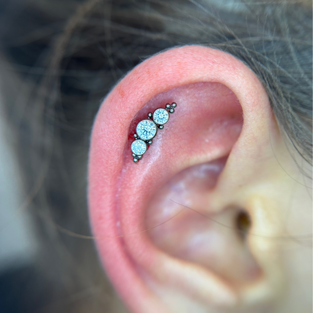 Прокол ХЕЛИКС  (Серёжка из титана оплачивается отдельно)