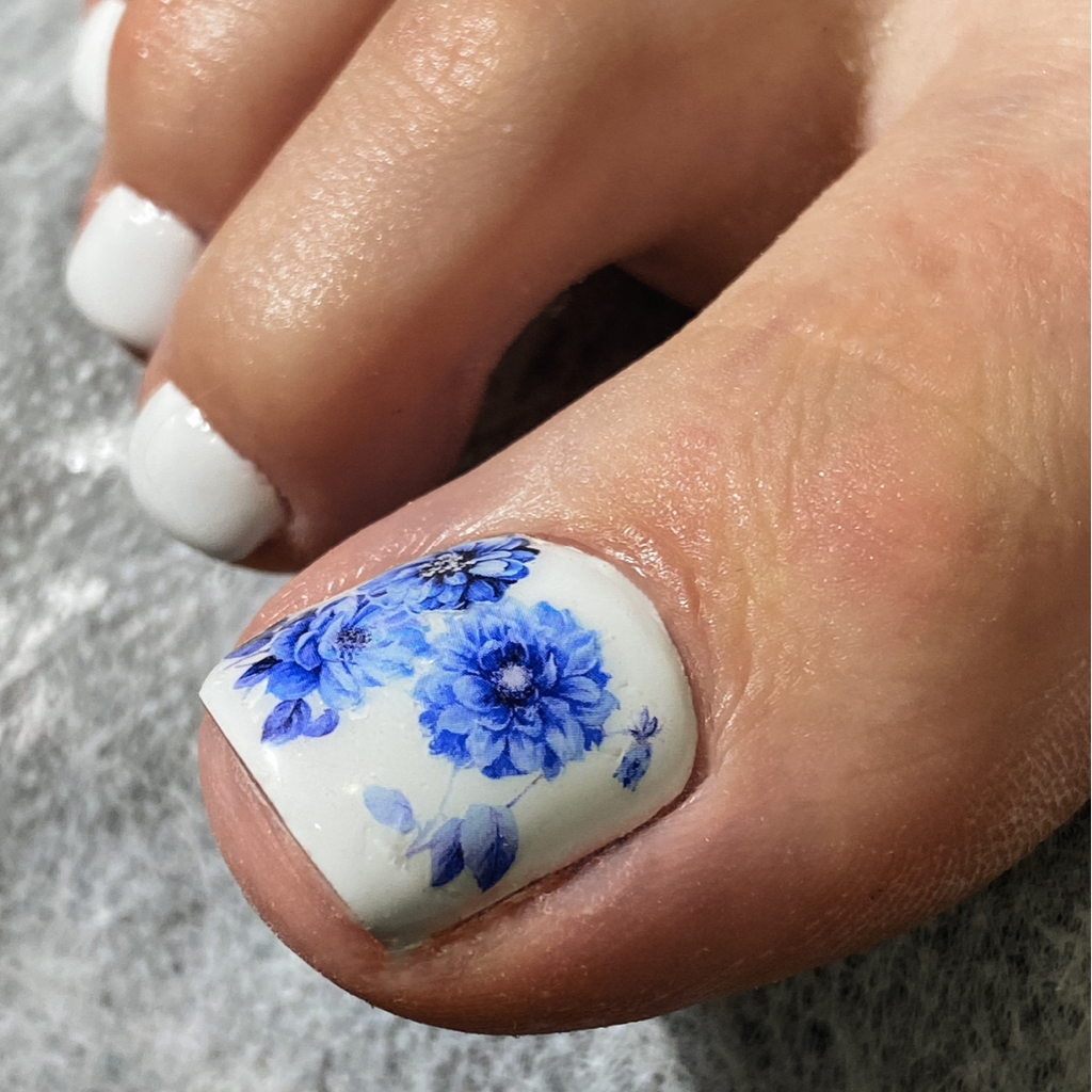 Педикюр с покрытием гель лак и обработкой стопы