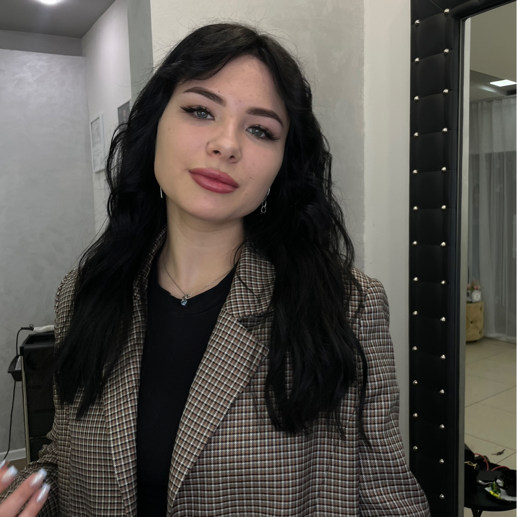 Окрашивание в один тон или темнее от лопаток и ниже