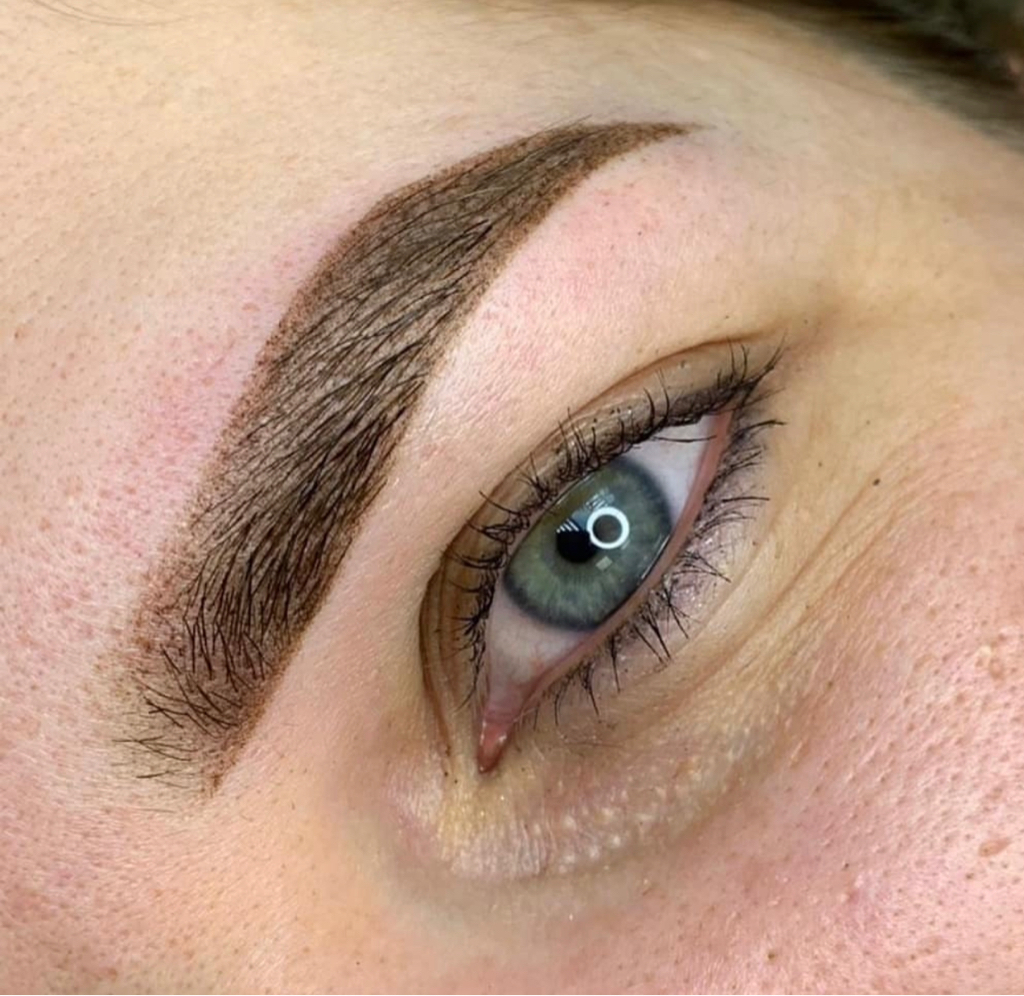 Рефреш (обновление стойкого макияжа бровей или губ) ранее работа выполнялась мастером нашей студии