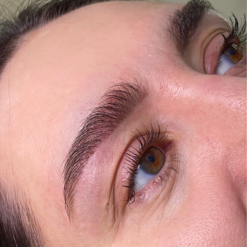 Коррекция бровей