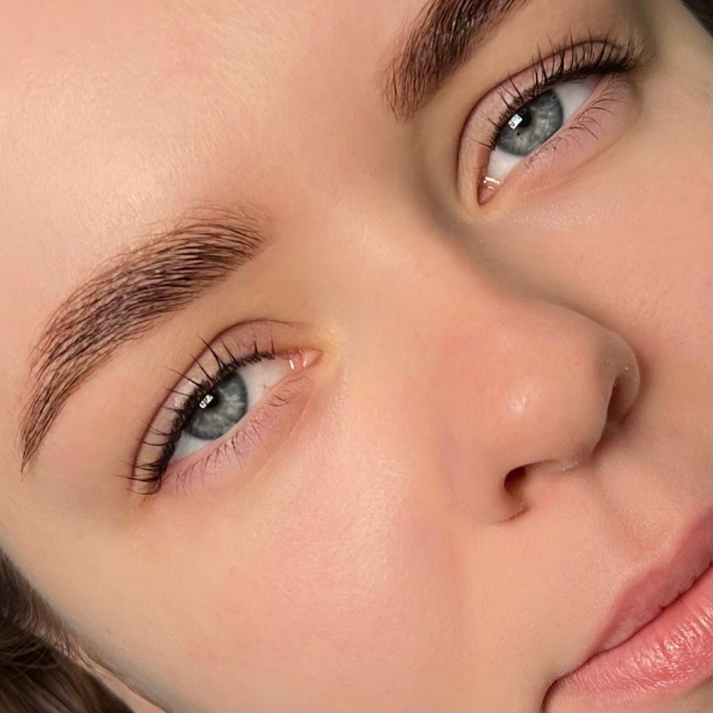 Коррекция бровей