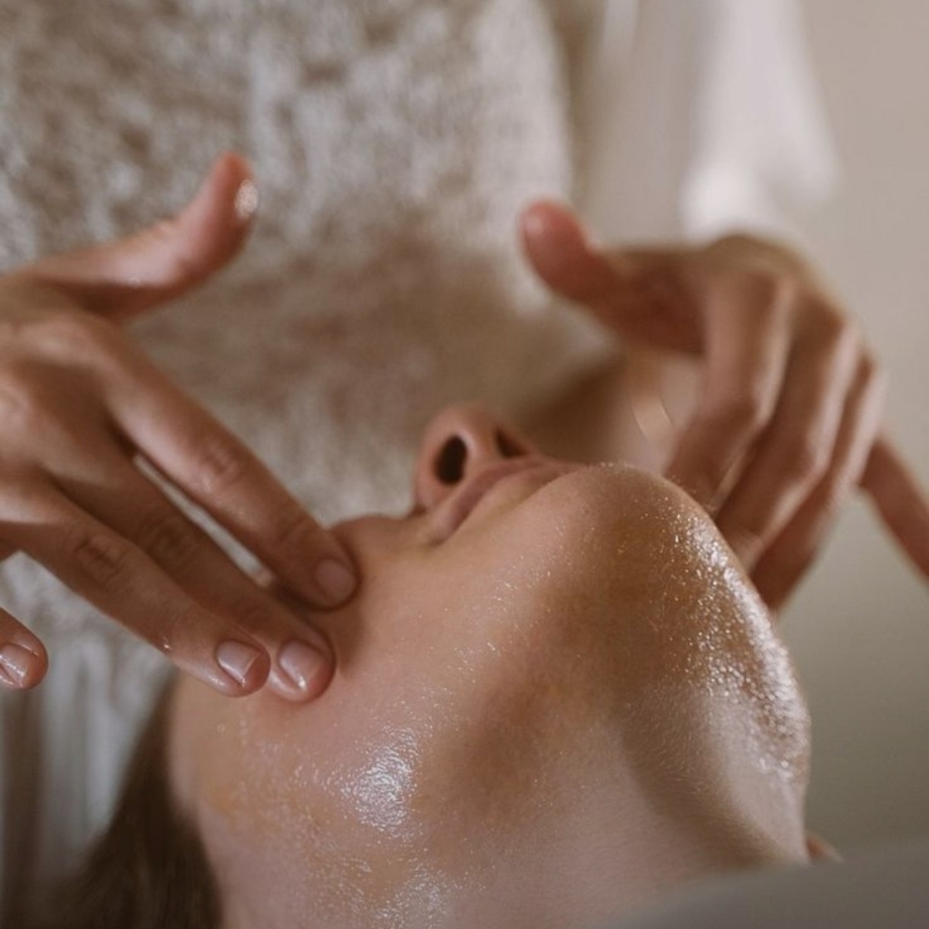 Пластический массаж лица