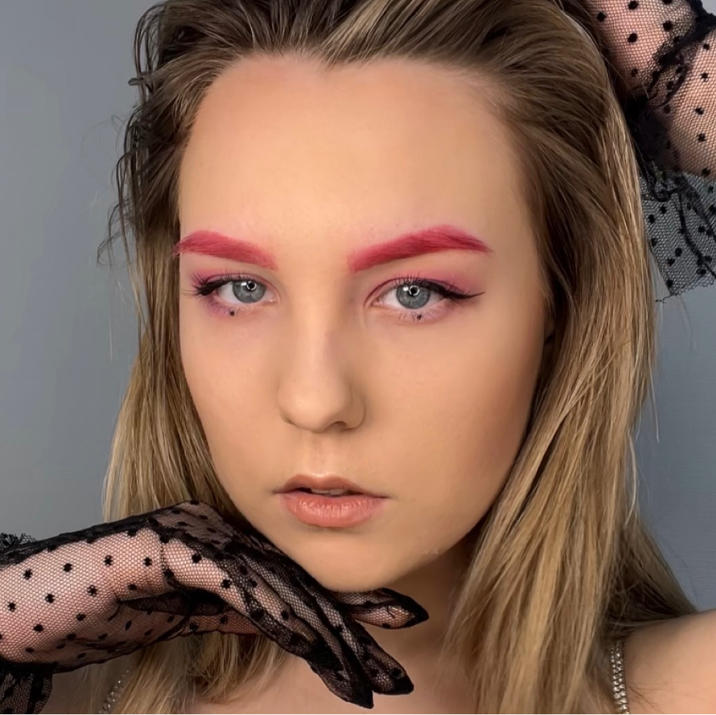 Цветное окрашивание бровей. Комплекс: осветление, коррекция, окрашивание, уход