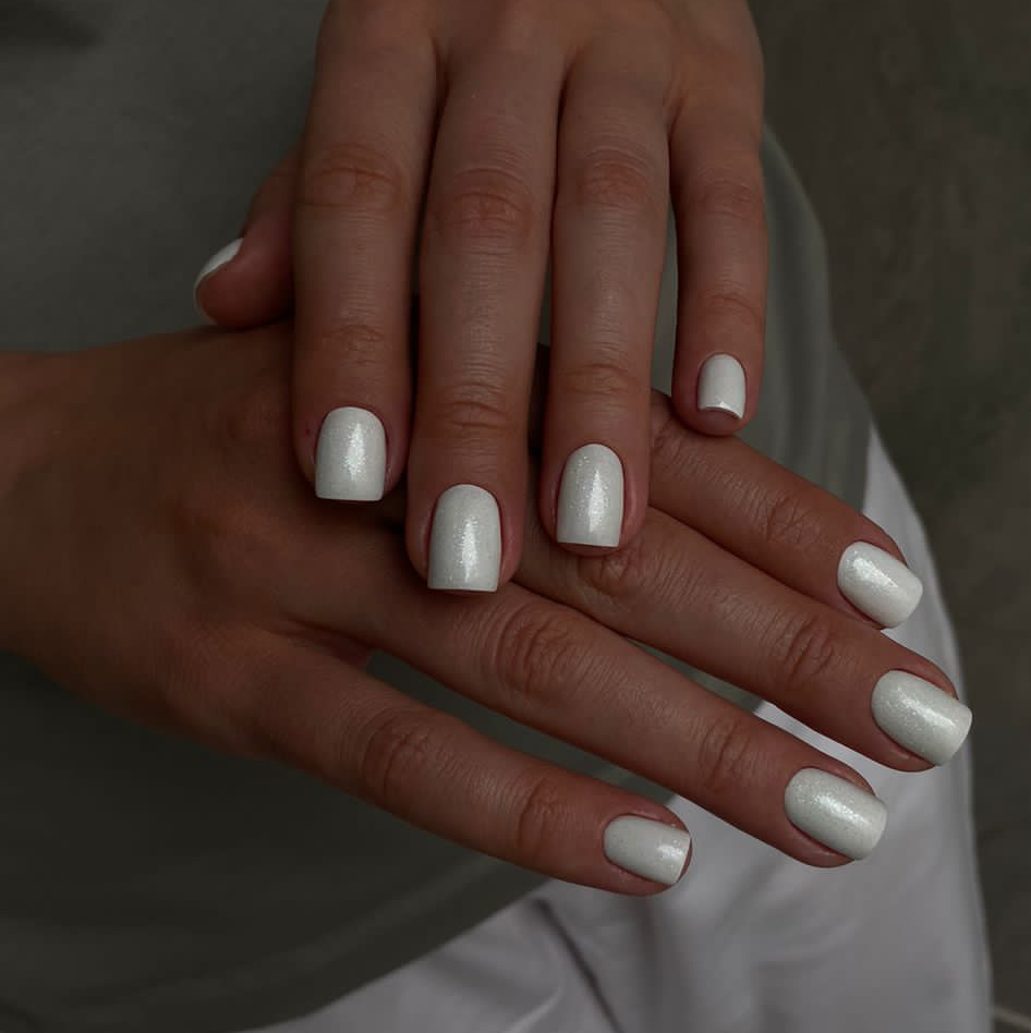 Маникюр  с покрытием гель-лак в один тон