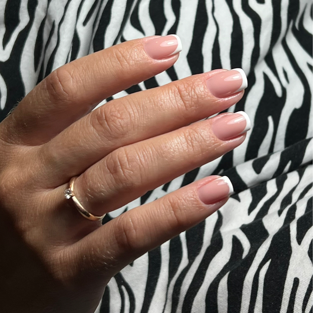 Комбинированный маникюр + покрытие гель-лак.