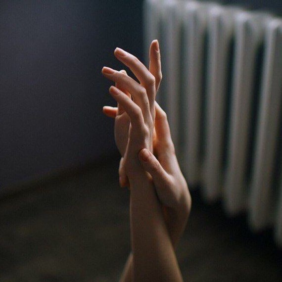 Массаж рук с использованием уходовых средств.