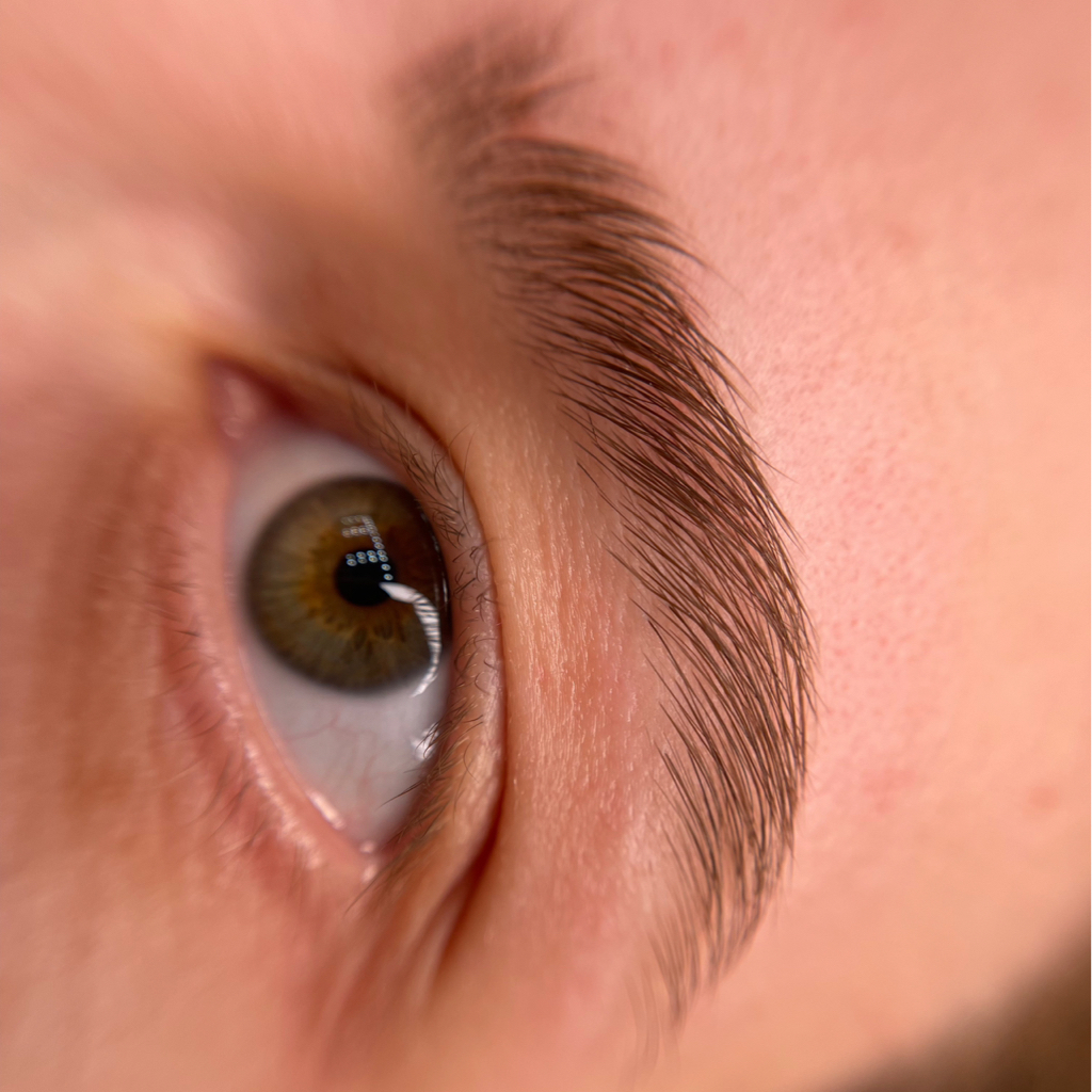 Коррекция бровей