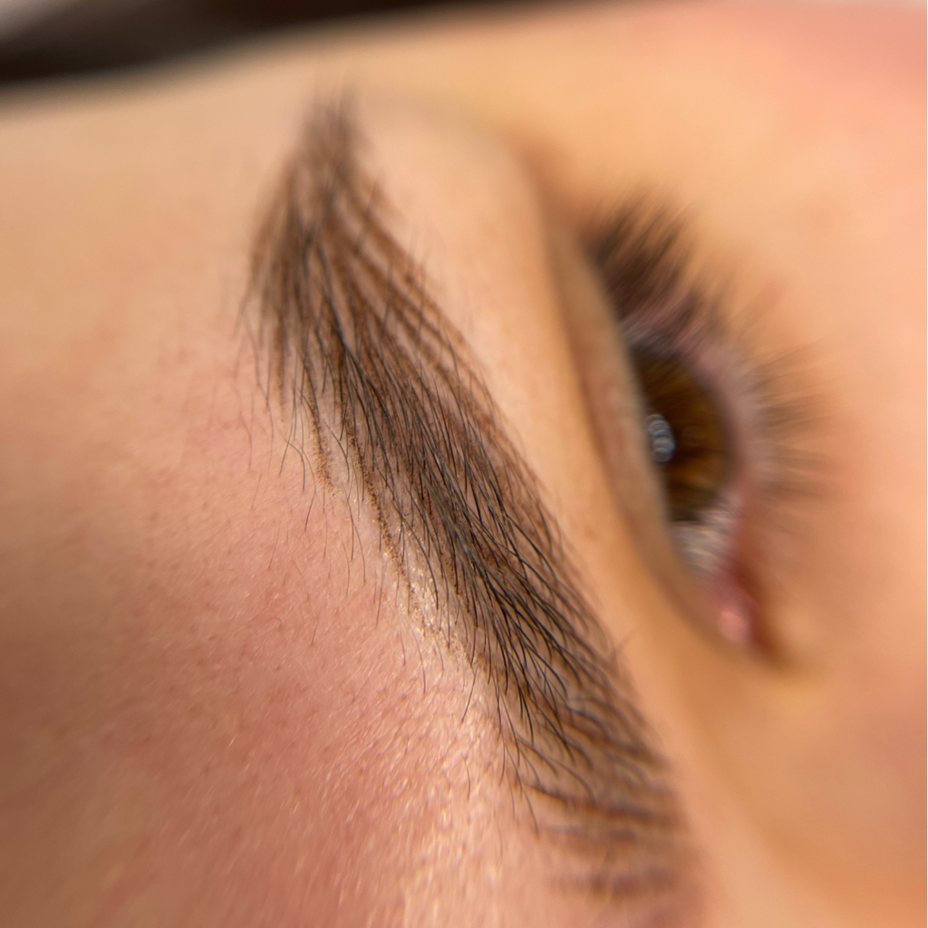 Коррекция бровей в волосковой технике