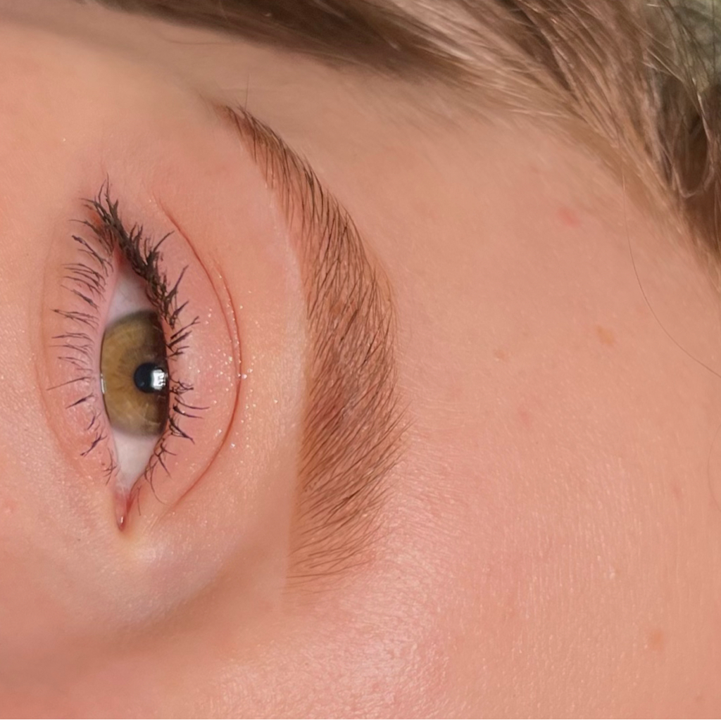 оформление бровей