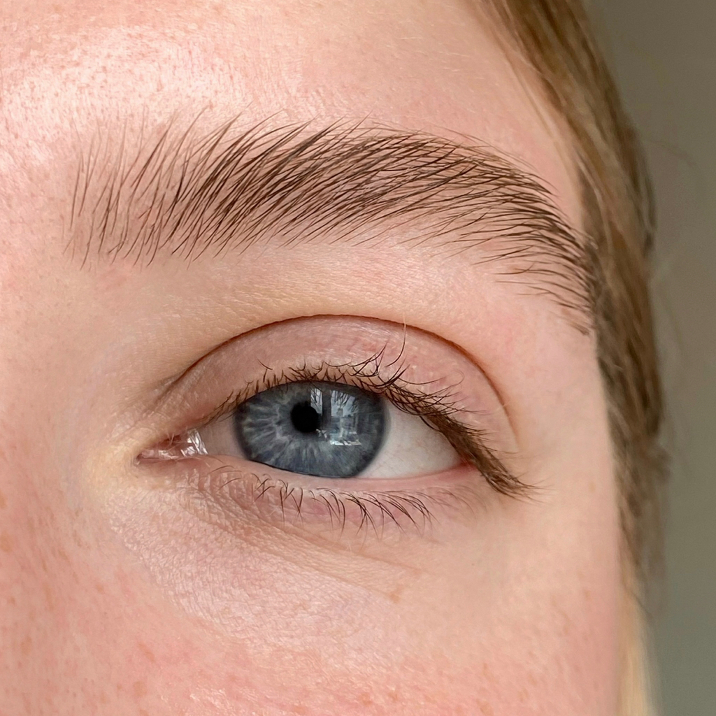 Коррекция бровей