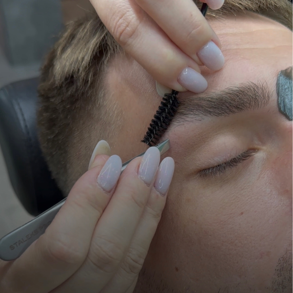 Коррекция бровей