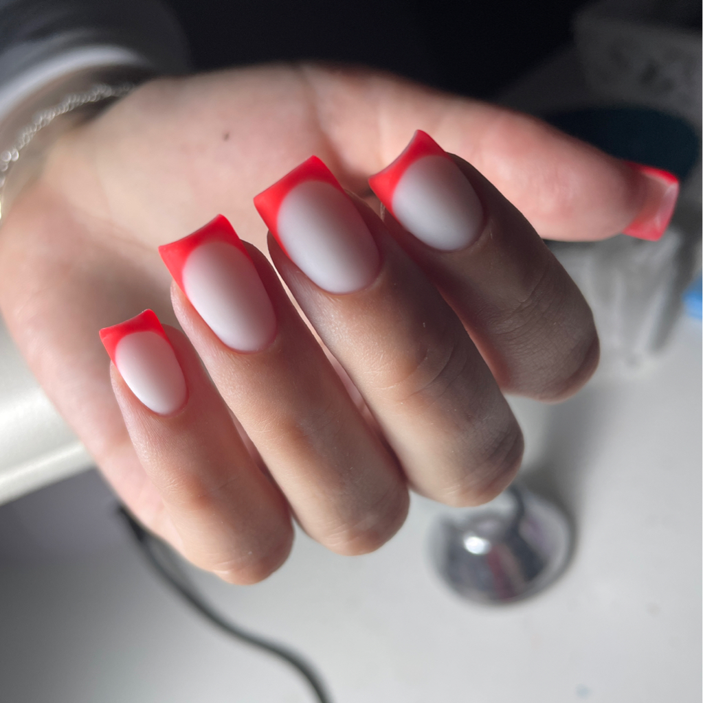 Маникюр с покрытием «френч»