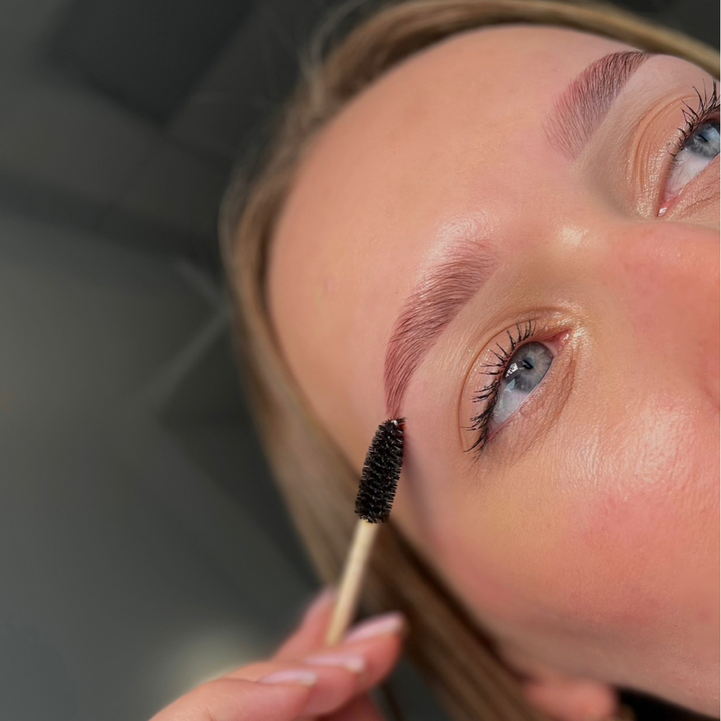 Комплекс: Ламинирование бровей(+ коррекция и окрашивание) и Ламинирование ресниц