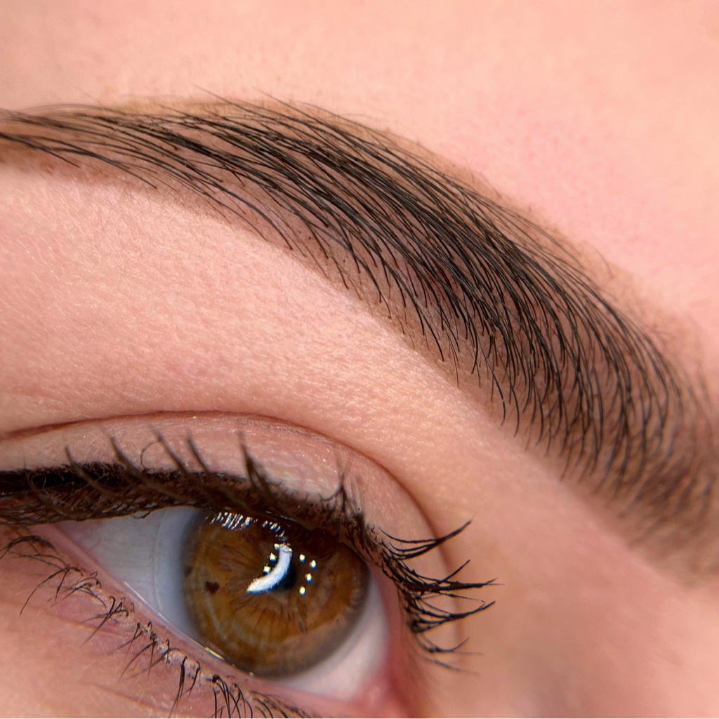 Окрашивание бровей + удаление усиков