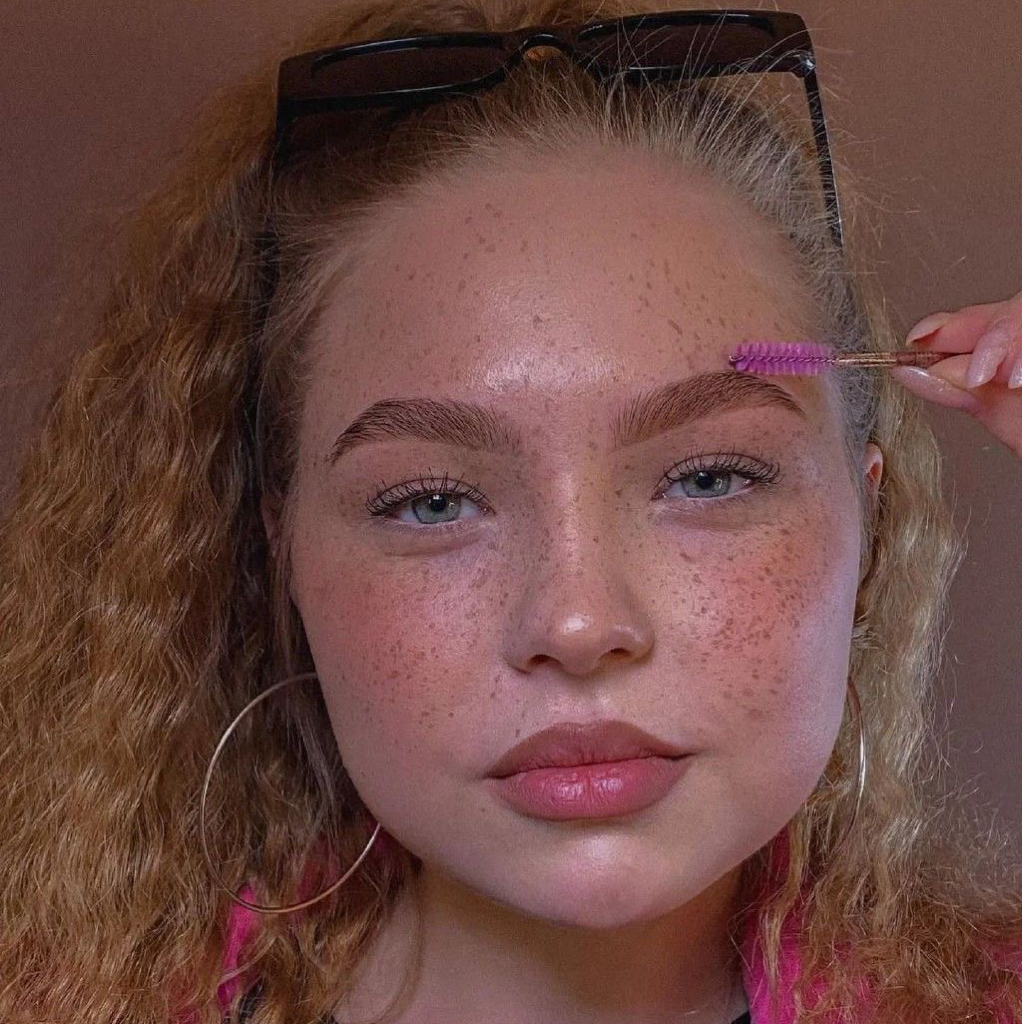 Комплекс 1: Ламинирование ресниц с ботоксом + оформление бровей с коррекцией и окрашиванием