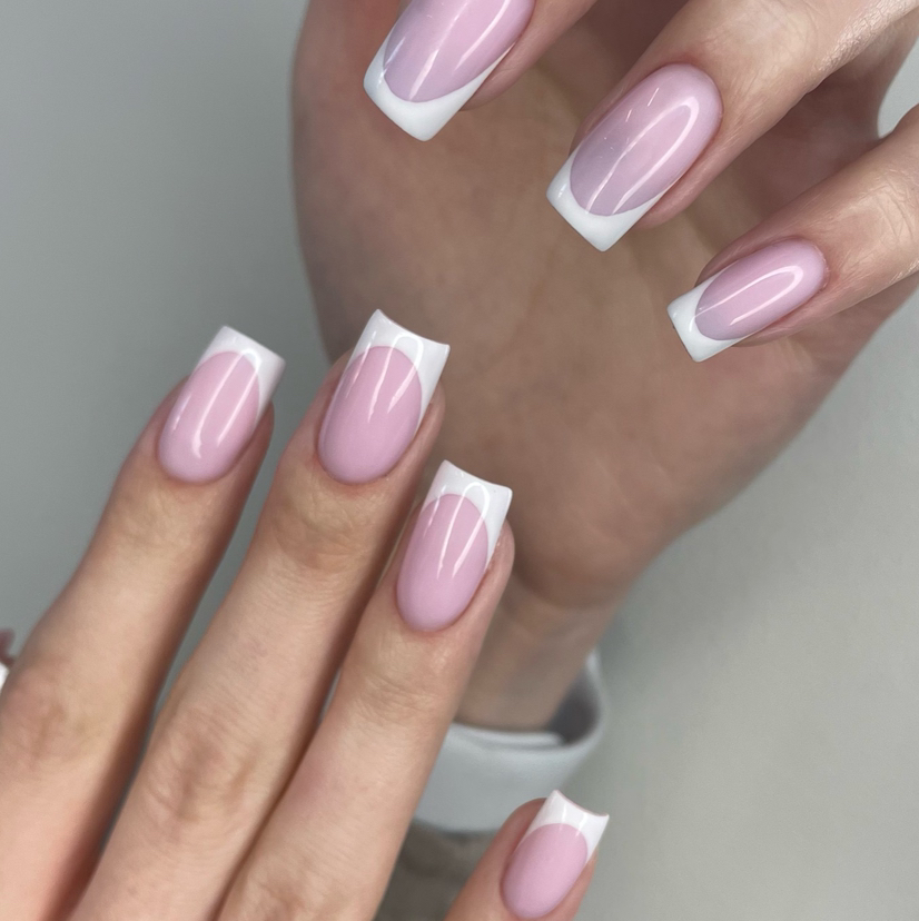 Маникюр + выстраивание архитектуры или укрепление + покрытие френч на ногтевых пластинах средней длины без особенностей.