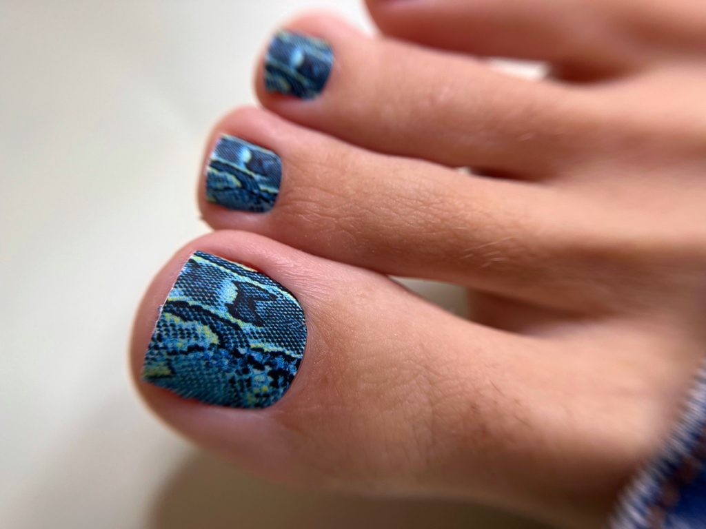 Педикюр полный(покрытие и стопа)